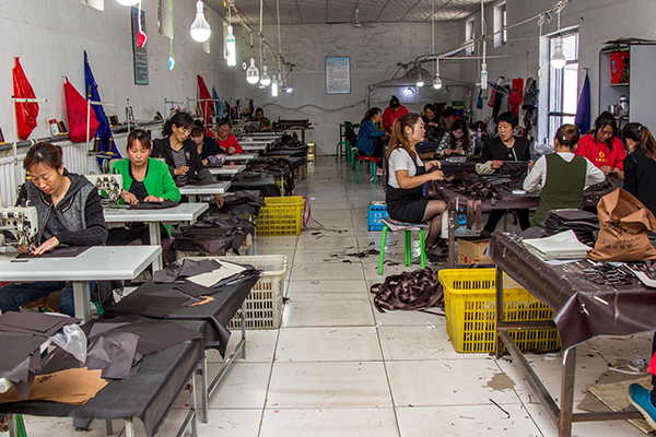 【脫貧攻堅進(jìn)行時】河北顧家臺村箱包廠月發(fā)7萬工資,菇農(nóng)今年都賺